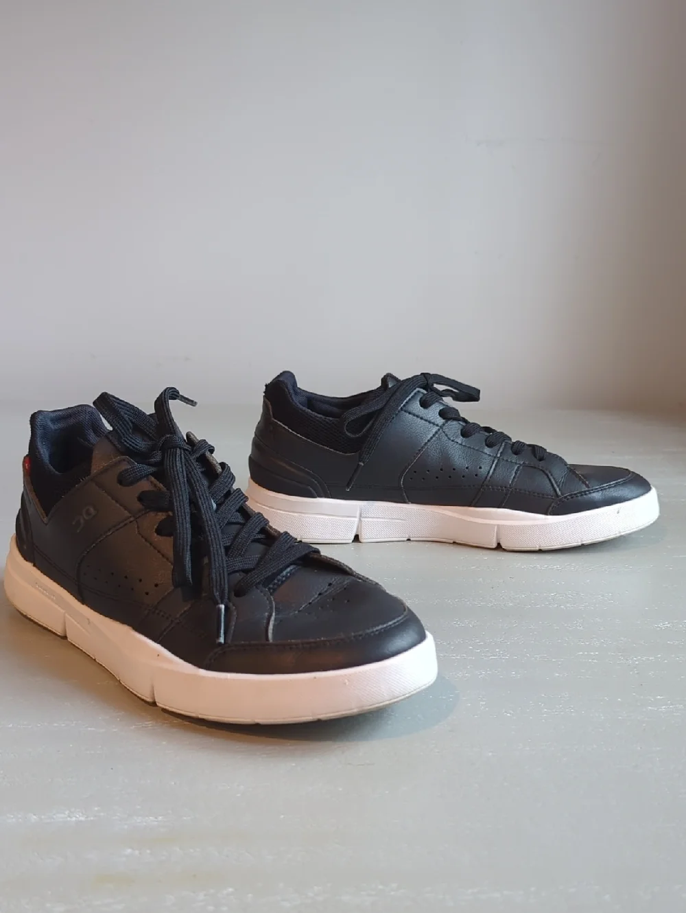 On Running The Roger Black Leather Sneakers size 9 Women's Tennis
